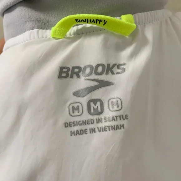 Brooks Cascadia Thermal Jacket In White - Picture 8 of 9